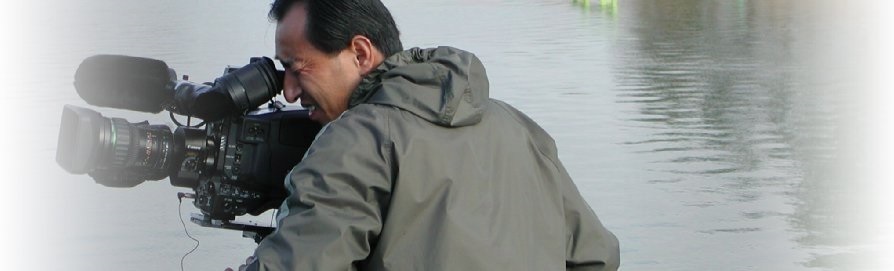 撮影中の田中カメラマン